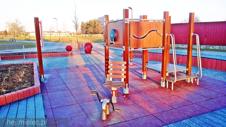 Fitness Park na błoniach działa od wiosny, korzystacie