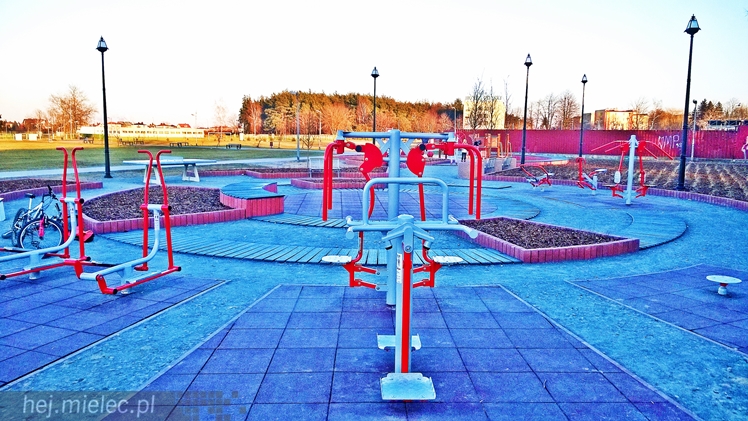 Fitness Park na błoniach działa od wiosny, korzystacie