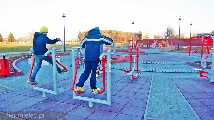 Fitness Park na błoniach działa od wiosny, korzystacie