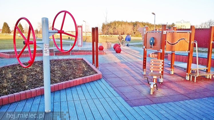 Fitness Park na błoniach działa od wiosny, korzystacie