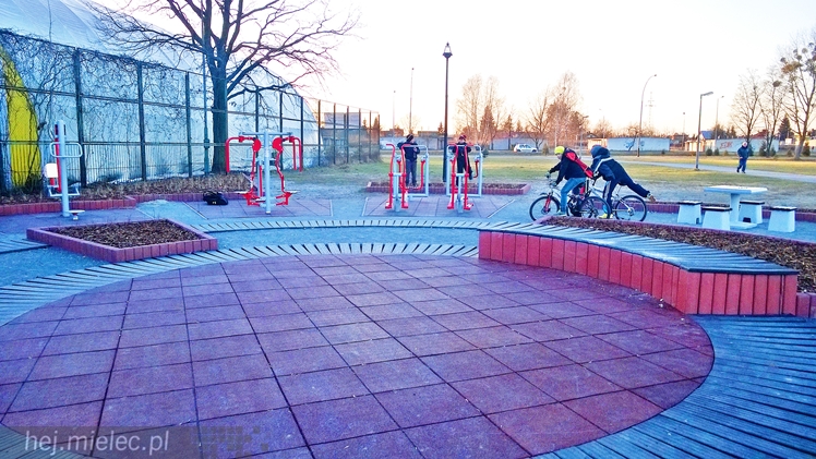 Fitness Park na błoniach działa od wiosny, korzystacie