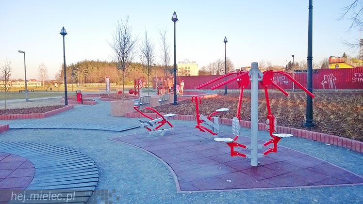 Fitness Park na błoniach działa od wiosny, korzystacie