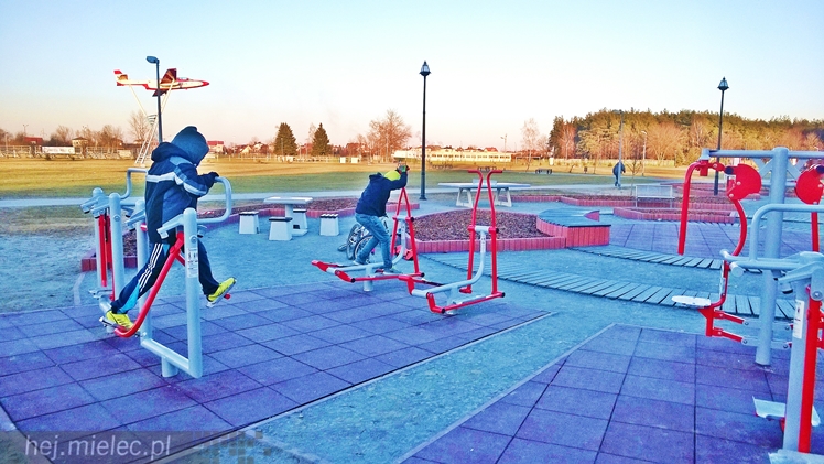 Fitness Park na błoniach działa od wiosny, korzystacie