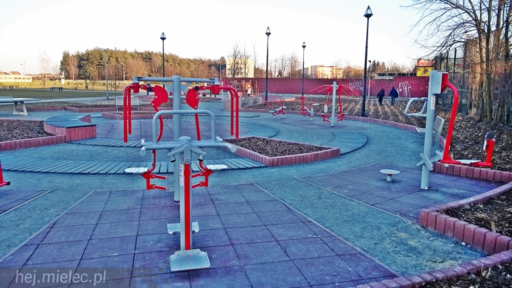 Fitness Park na błoniach działa od wiosny, korzystacie