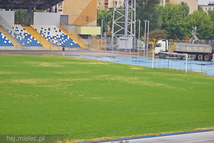 Wielka draka na Stadionie! Zrywają bieżnię lekkoatletyczną!