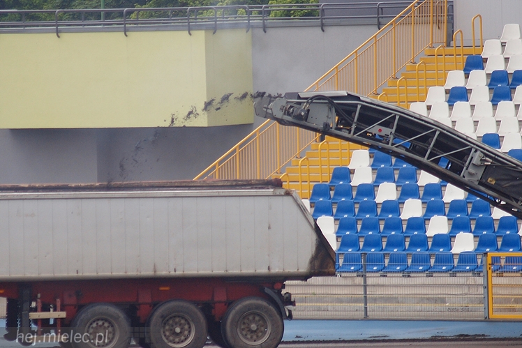 Wielka draka na Stadionie! Zrywają bieżnię lekkoatletyczną!