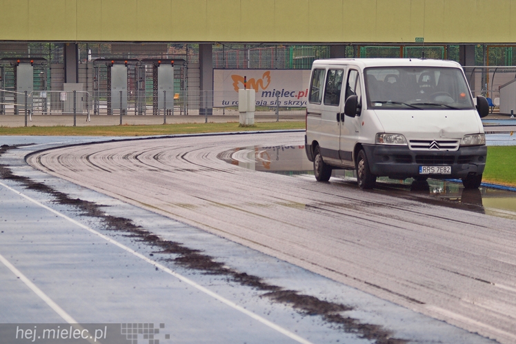 Wielka draka na Stadionie! Zrywają bieżnię lekkoatletyczną!