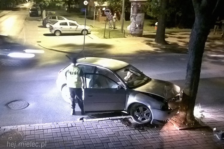Pijany kierowca rozbił się pod komendą Policji
