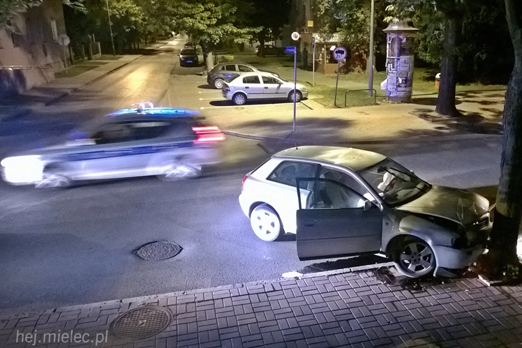 Pijany kierowca rozbił się pod komendą Policji