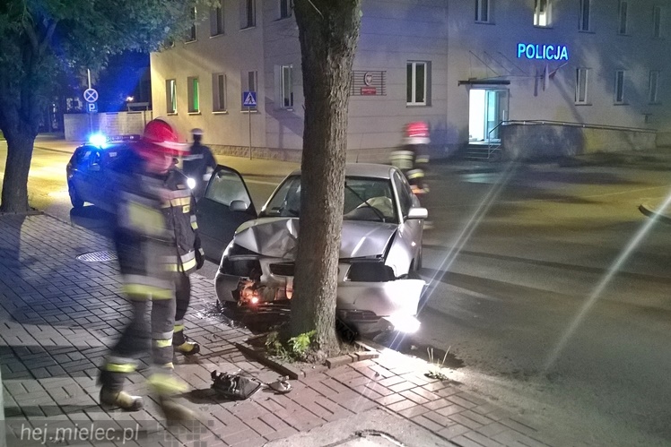 Pijany kierowca rozbił się pod komendą Policji