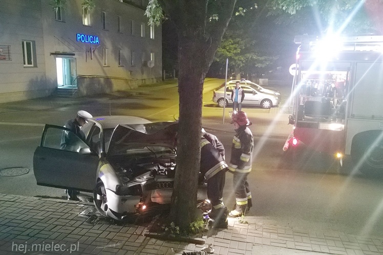 Pijany kierowca rozbił się pod komendą Policji