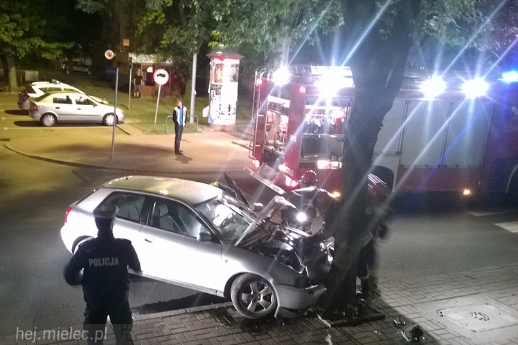 Pijany kierowca rozbił się pod komendą Policji