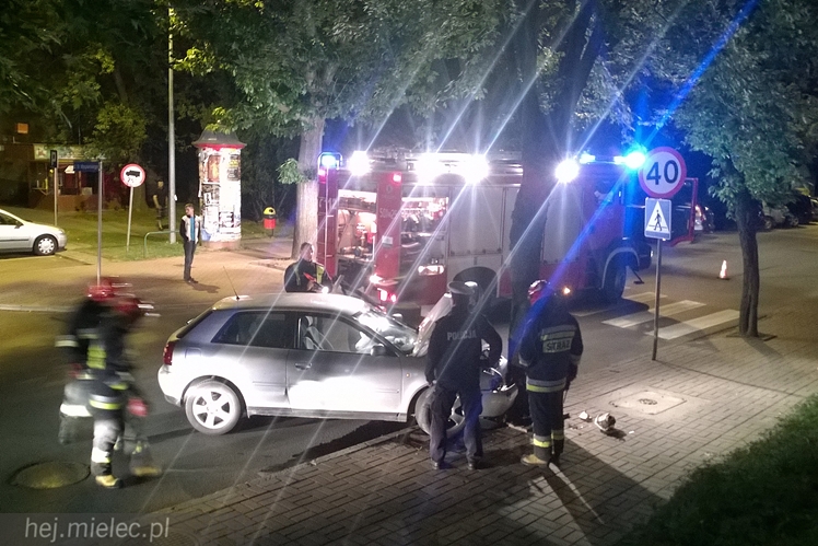 Pijany kierowca rozbił się pod komendą Policji