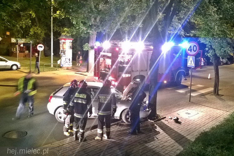 Pijany kierowca rozbił się pod komendą Policji
