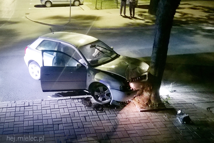 Pijany kierowca rozbił się pod komendą Policji