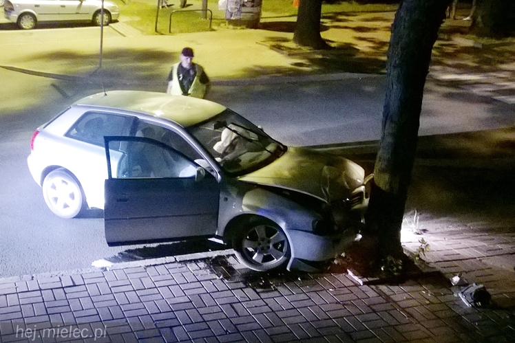 Pijany kierowca rozbił się pod komendą Policji