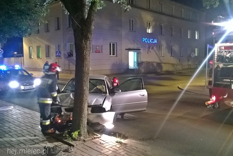 Pijany kierowca rozbił się pod komendą Policji