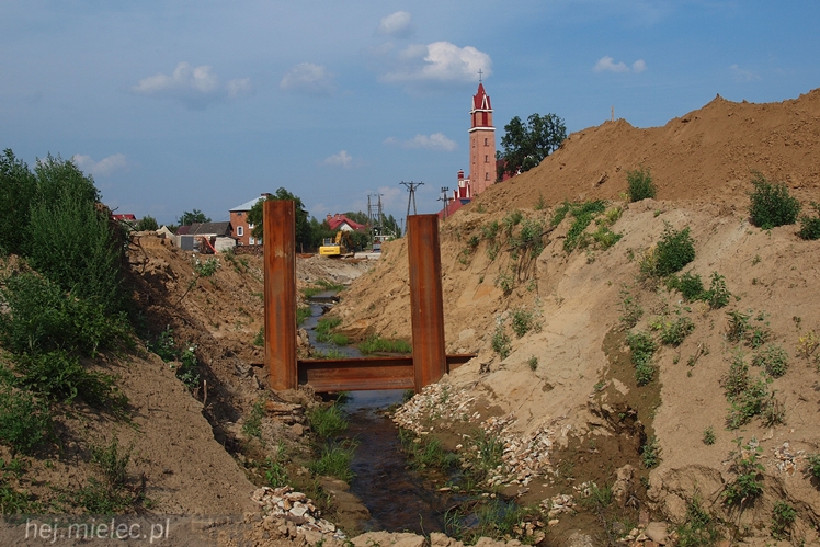 Historyczna inwestycja dla Osiedla Rzochów. Trwa budowa wałów