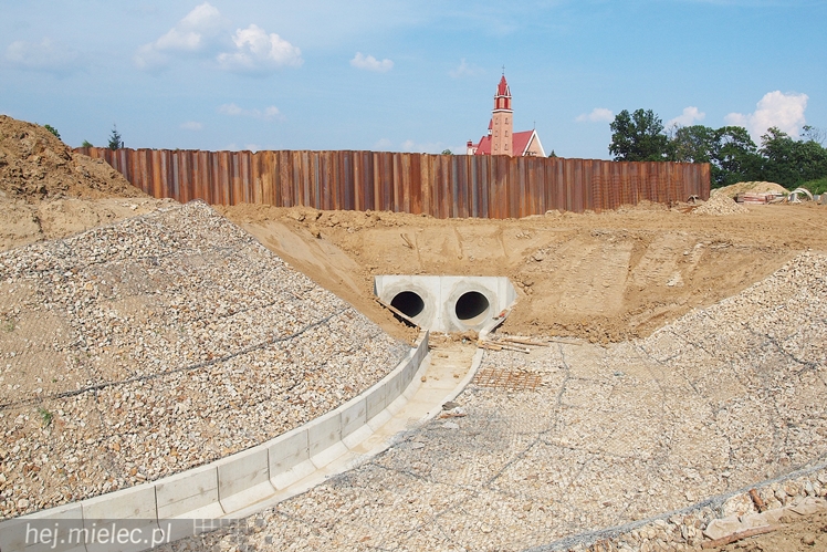 Historyczna inwestycja dla Osiedla Rzochów. Trwa budowa wałów