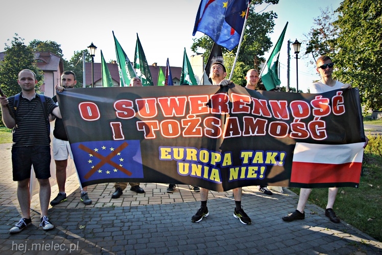 Marsz Dmowskiego na ulicach Mielca