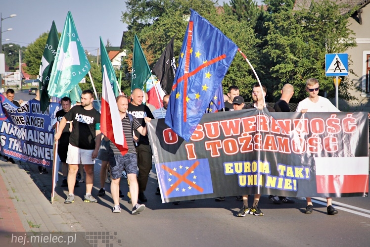 Marsz Dmowskiego na ulicach Mielca