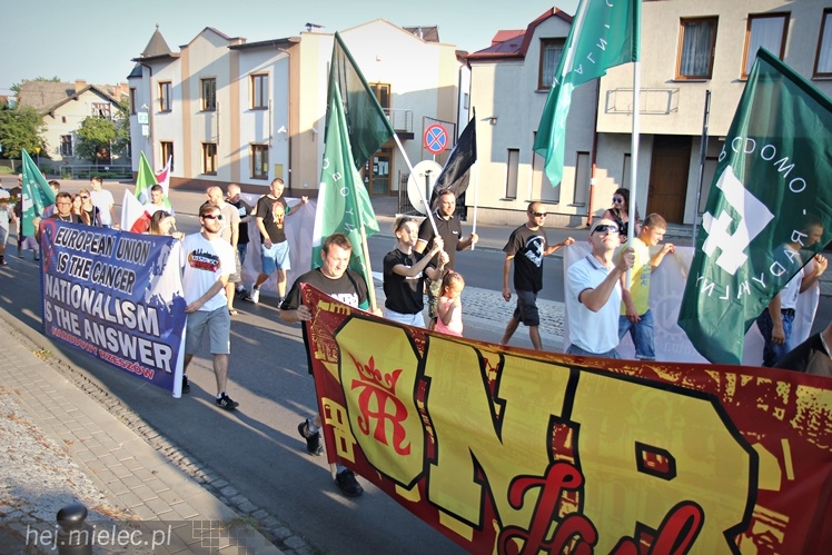 Marsz Dmowskiego na ulicach Mielca