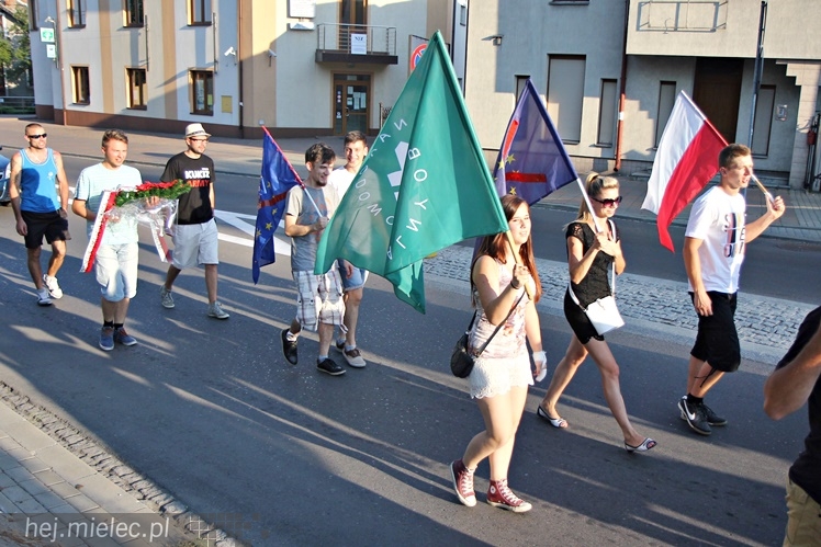 Marsz Dmowskiego na ulicach Mielca