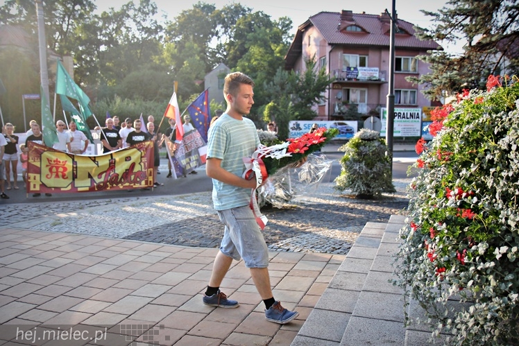 Marsz Dmowskiego na ulicach Mielca