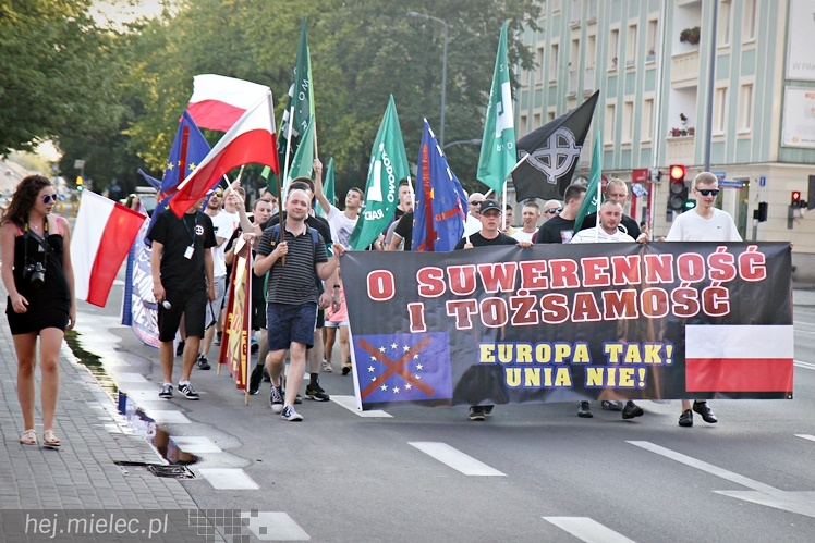 Marsz Dmowskiego na ulicach Mielca