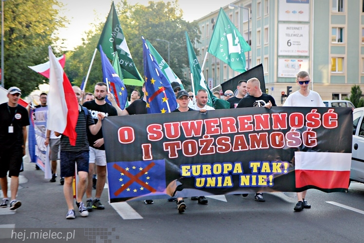 Marsz Dmowskiego na ulicach Mielca
