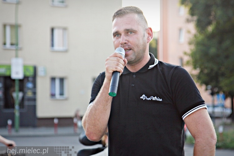 Marsz Dmowskiego na ulicach Mielca