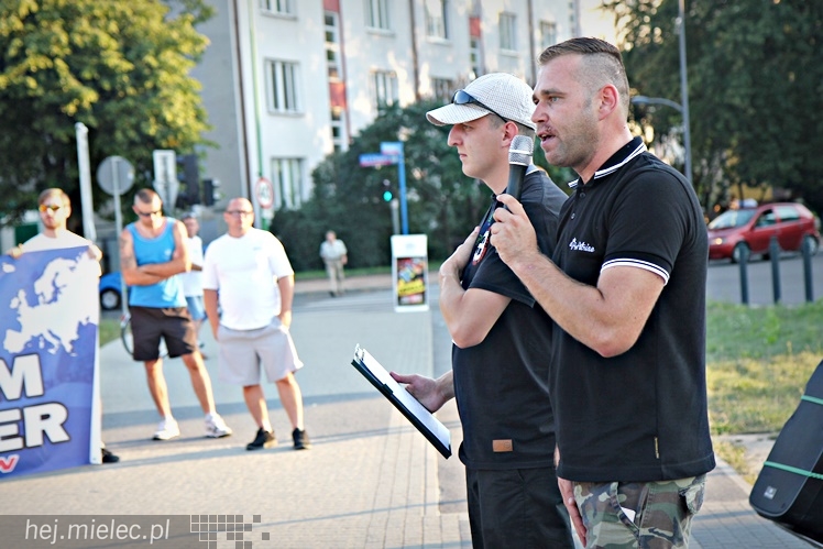 Marsz Dmowskiego na ulicach Mielca