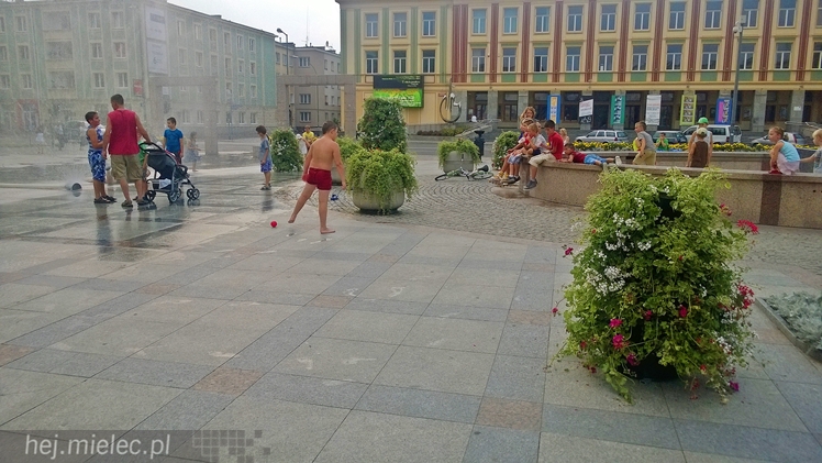 Wieże kwiatowe i wiszące kwietniki zamontowane na Placu AK