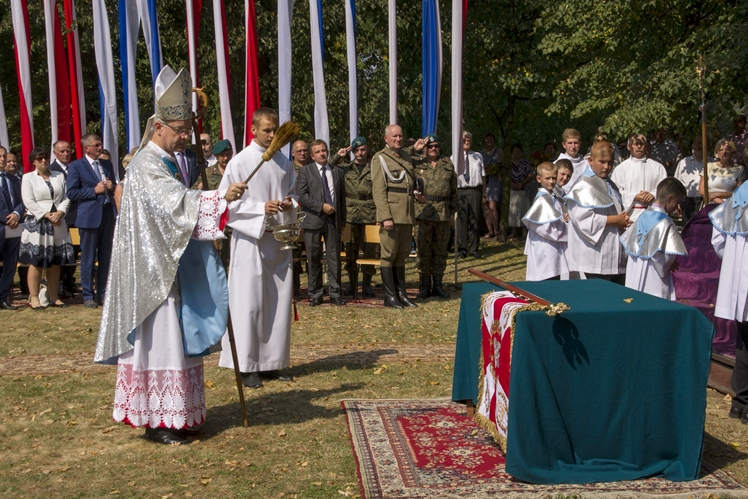 Nadanie sztandaru Jednostce Strzeleckiej im. gen. Władysława Sikorskiego