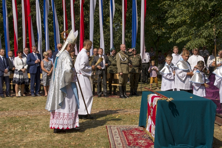 Nadanie sztandaru Jednostce Strzeleckiej im. gen. Władysława Sikorskiego