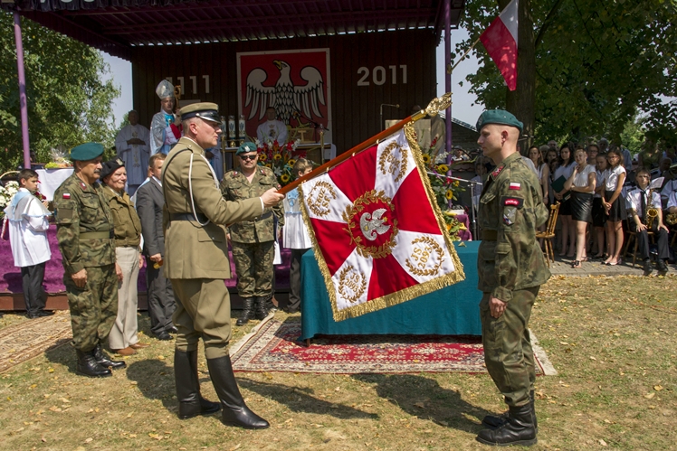 Nadanie sztandaru Jednostce Strzeleckiej im. gen. Władysława Sikorskiego