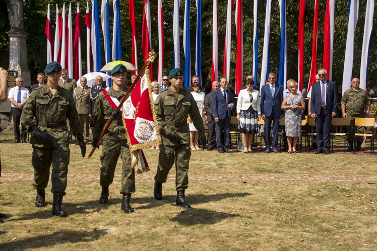 Nadanie sztandaru Jednostce Strzeleckiej im. gen. Władysława Sikorskiego