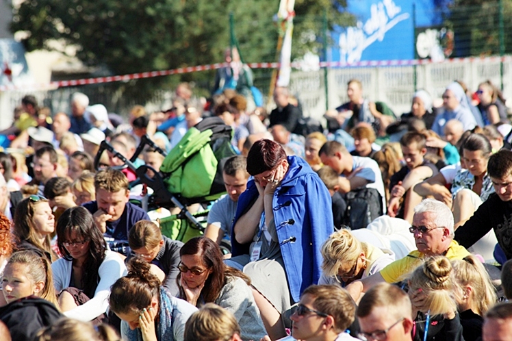 Piąty dzień Pieszej Pielgrzymki Tarnowskiej czasem adoracji Najświętszego Sakramentu