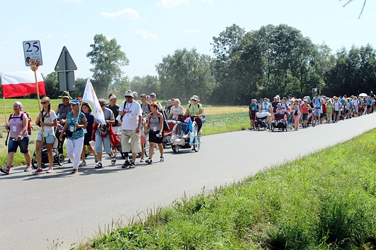 Piąty dzień Pieszej Pielgrzymki Tarnowskiej czasem adoracji Najświętszego Sakramentu