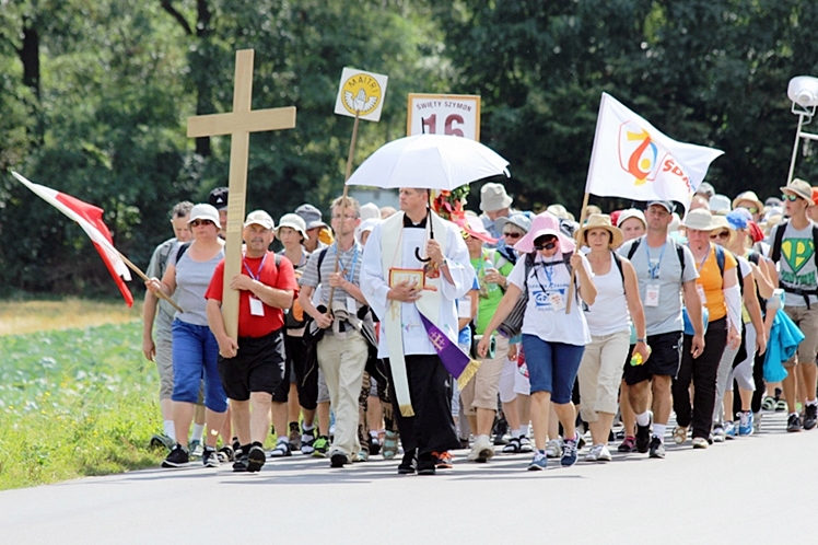 Piąty dzień Pieszej Pielgrzymki Tarnowskiej czasem adoracji Najświętszego Sakramentu