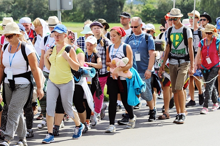 Piąty dzień Pieszej Pielgrzymki Tarnowskiej czasem adoracji Najświętszego Sakramentu