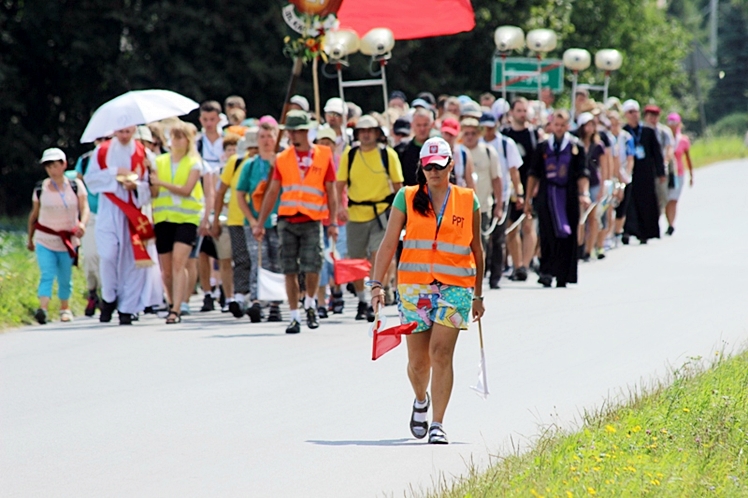 Piąty dzień Pieszej Pielgrzymki Tarnowskiej czasem adoracji Najświętszego Sakramentu