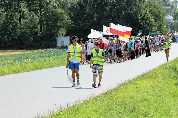Piąty dzień Pieszej Pielgrzymki Tarnowskiej czasem adoracji Najświętszego Sakramentu