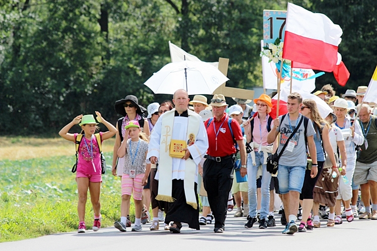 Piąty dzień Pieszej Pielgrzymki Tarnowskiej czasem adoracji Najświętszego Sakramentu