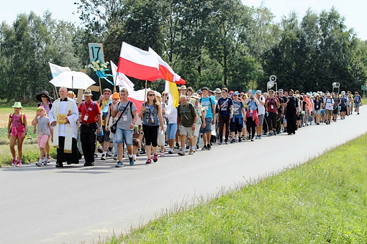 Piąty dzień Pieszej Pielgrzymki Tarnowskiej czasem adoracji Najświętszego Sakramentu