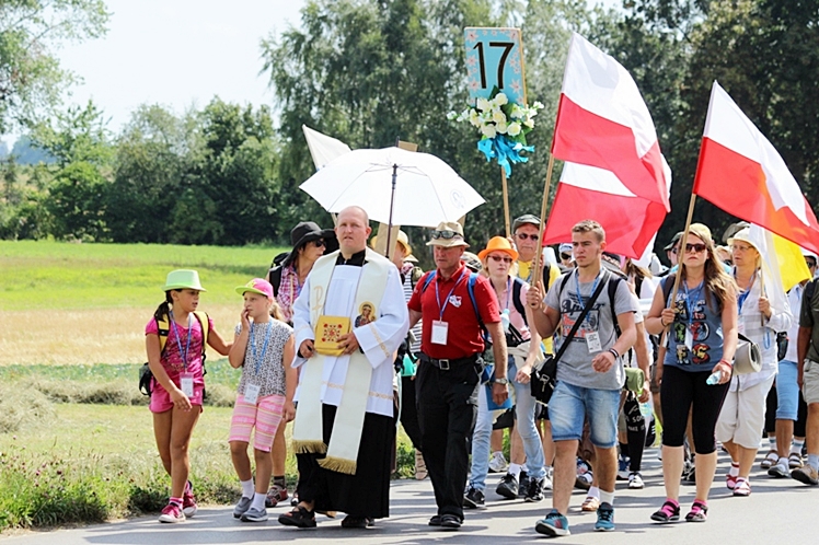 Piąty dzień Pieszej Pielgrzymki Tarnowskiej czasem adoracji Najświętszego Sakramentu