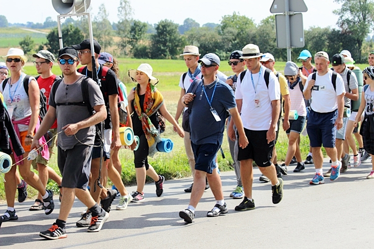 Piąty dzień Pieszej Pielgrzymki Tarnowskiej czasem adoracji Najświętszego Sakramentu