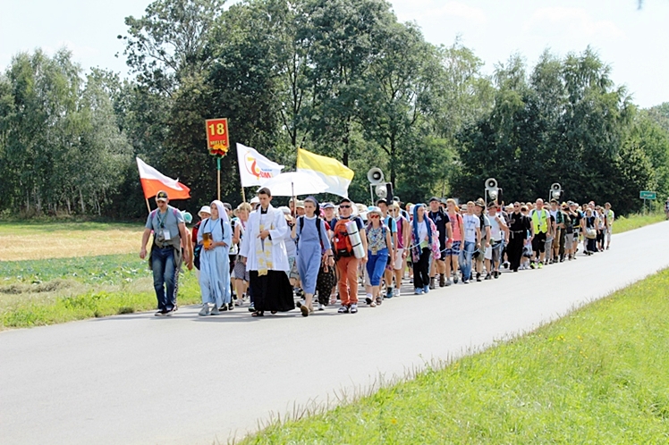 Piąty dzień Pieszej Pielgrzymki Tarnowskiej czasem adoracji Najświętszego Sakramentu