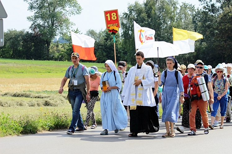 Piąty dzień Pieszej Pielgrzymki Tarnowskiej czasem adoracji Najświętszego Sakramentu