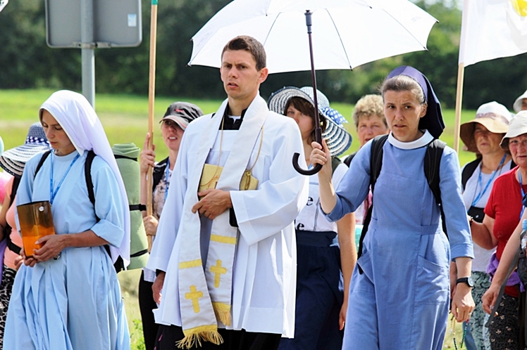 Piąty dzień Pieszej Pielgrzymki Tarnowskiej czasem adoracji Najświętszego Sakramentu